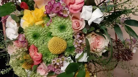 Fargerik bukett med roser, grønn krysantemum og små blomster i ulike nyanser